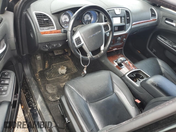 2012 Chrysler 300 Limited z VIN 2C3CCACG6CH144305, wystawiony jako Copart lot #51346195 z przebiegiem 133 872 mil mil oraz Szkoda całkowita • Salvage title. Historia ofert i sprzedaży dostępna na DreamBid. Obrazek 8.