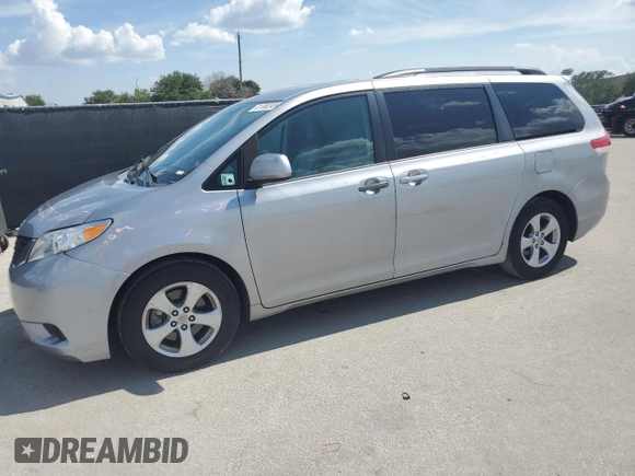 2012 Toyota Sienna LE AAS z VIN 5TDKK3DC7CS238373, wystawiony jako Copart lot #61186245 z przebiegiem 200 950 mil mil oraz Szkoda całkowita • Salvage title. Historia ofert i sprzedaży dostępna na DreamBid. Obrazek 1.