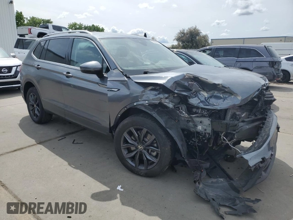 2023 Volkswagen Tiguan SE z VIN 3VV3B7AXXPM107898, wystawiony jako Copart lot #52042935 z przebiegiem 48 454 mil mil oraz Szkoda całkowita • Salvage title. Historia ofert i sprzedaży dostępna na DreamBid. Obrazek 4.