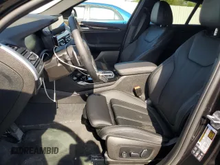 2024 BMW X4 xDrive30i z VIN 5UX33DT04R9X18651, wystawiony jako Copart lot #54733065 z przebiegiem Nie podano mil oraz Szkody całkowita. Historia ofert i sprzedaży dostępna na DreamBid. Obrazek 7.