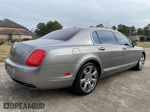 2007 Bentley Flying Spur z VIN SCBBR93W178041237, wystawiony jako Copart lot #82493784 z przebiegiem 122 543 mil mil oraz Czysty tytuł • Clean title. Historia ofert i sprzedaży dostępna na DreamBid. Obrazek 4.