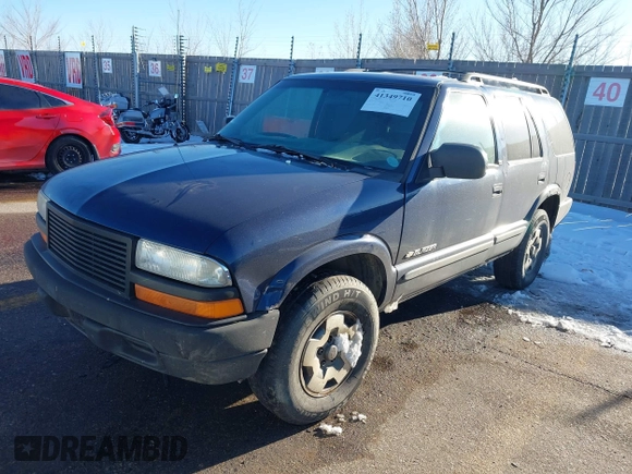 2002 Chevrolet Blazer LS z VIN 1GNDT13W82K183578, wystawiony jako IAAI lot #41349710 z przebiegiem Nie podano mil oraz . Historia ofert i sprzedaży dostępna na DreamBid. Obrazek 2.