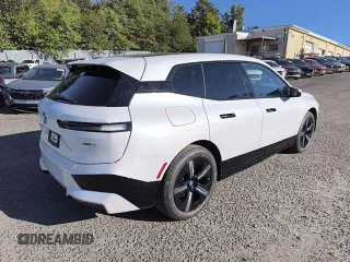 2025 BMW iX xDrive50 z VIN WB523CF00SCS98944, wystawiony jako Copart lot #79060344 z przebiegiem 8 mil mil oraz Szkody całkowita. Historia ofert i sprzedaży dostępna na DreamBid. Obrazek 3.