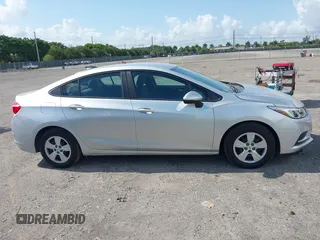 2017 Chevrolet Cruze LS z VIN 1G1BC5SM5H7233199, wystawiony jako IAAI lot #42168232 z przebiegiem 48 052 mil mil oraz . Historia ofert i sprzedaży dostępna na DreamBid. Obrazek 13.