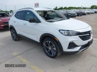 2020 Buick Encore GX Select z VIN KL4MMDSL0LB131551, wystawiony jako IAAI lot #42023982 z przebiegiem 28 528 mil mil oraz . Historia ofert i sprzedaży dostępna na DreamBid. Obrazek 1.