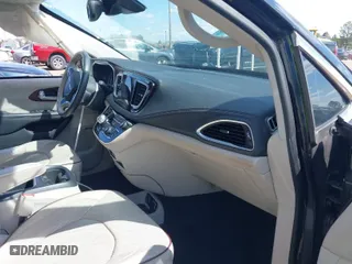 2017 Chrysler Pacifica Limited with VIN 2C4RC1GG5HR812600, listed as a IAAI auction lot 41747528 with 88,810 mi miles. Bid and sale history available at carsss.com. Image 5.