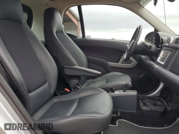 2014 Smart fortwo Passion z VIN WMEEJ9AA8DK673242, wystawiony jako Copart lot #43963505 z przebiegiem Nie podano mil oraz Tytuł czysty. Historia ofert i sprzedaży dostępna na DreamBid. Obrazek 10.