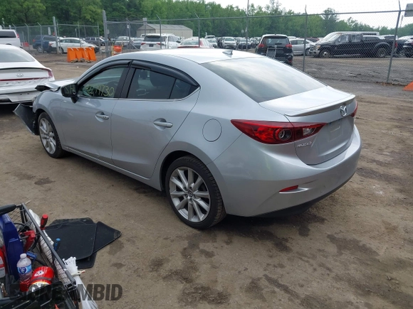 2017 Mazda 3 Grand Touring z VIN 3MZBN1W30HM133185, wystawiony jako IAAI lot #42279730 z przebiegiem 6 518 mil mil oraz . Historia ofert i sprzedaży dostępna na DreamBid. Obrazek 3.