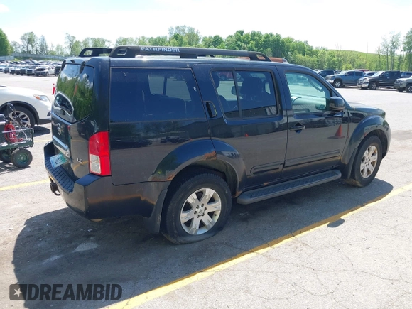 2007 Nissan Pathfinder SE z VIN 5N1AR18W27C613623, wystawiony jako IAAI lot #42272592 z przebiegiem 226 394 mil mil oraz . Historia ofert i sprzedaży dostępna na DreamBid. Obrazek 4.