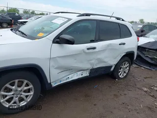 2016 Jeep Cherokee Sport z VIN 1C4PJMAS5GW268097, wystawiony jako IAAI lot #42211745 z przebiegiem 101 496 mil mil oraz . Historia ofert i sprzedaży dostępna na DreamBid. Obrazek 6.