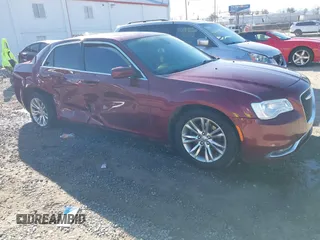 2016 Chrysler 300 Anniversary Edition z VIN 2C3CCAAG7GH248441, wystawiony jako IAAI lot #41450063 z przebiegiem 139 732 mil mil oraz . Historia ofert i sprzedaży dostępna na DreamBid. Obrazek 1.