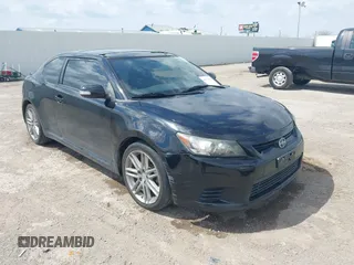 2013 Scion tC z VIN JTKJF5C71D3054459, wystawiony jako IAAI lot #41776311 z przebiegiem 151 893 mil mil oraz . Historia ofert i sprzedaży dostępna na DreamBid. Obrazek 1.