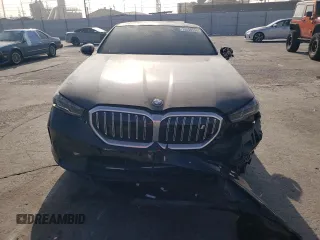 2024 BMW i5 eDrive40 z VIN WBY33FK04RCR61828, wystawiony jako Copart lot #75008794 z przebiegiem 11 905 mil mil oraz Szkody całkowita. Historia ofert i sprzedaży dostępna na DreamBid. Obrazek 5.
