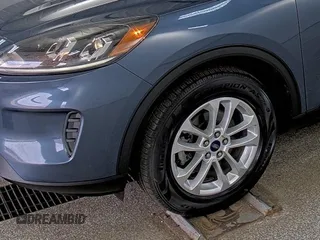 2020 Ford Escape SE z VIN 1FMCU9G66LUC12443, wystawiony jako IAAI lot #42541432 z przebiegiem 112 697 mil mil oraz . Historia ofert i sprzedaży dostępna na DreamBid. Obrazek 1.