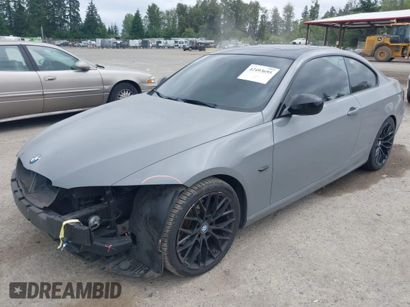 2011 BMW 3 Series 328i z VIN WBAKE5C57BE573107, wystawiony jako IAAI lot #42493695 z przebiegiem 103 608 mil mil oraz . Historia ofert i sprzedaży dostępna na DreamBid. Obrazek 2.