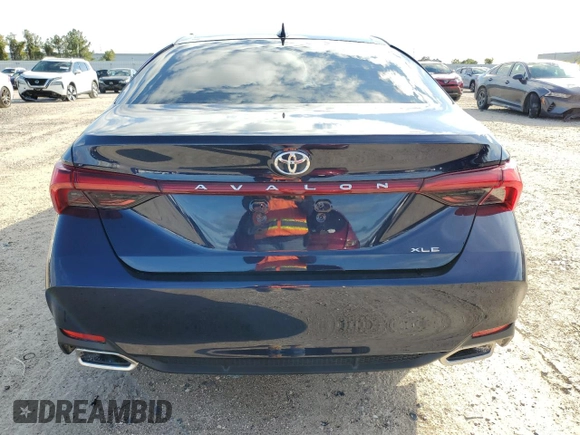 2022 Toyota Avalon XLE z VIN 4T1JZ1FB5NU078911, wystawiony jako Copart lot #67386182 z przebiegiem 6 941 mil mil oraz . Historia ofert i sprzedaży dostępna na DreamBid. Obrazek 6.