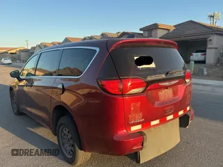 2021 Chrysler Voyager L z VIN 2C4RC1AG1MR566700, wystawiony jako Copart lot #61878865 z przebiegiem 145 709 mil mil oraz Czysty tytuł • Clean title. Historia ofert i sprzedaży dostępna na DreamBid. Obrazek 3.