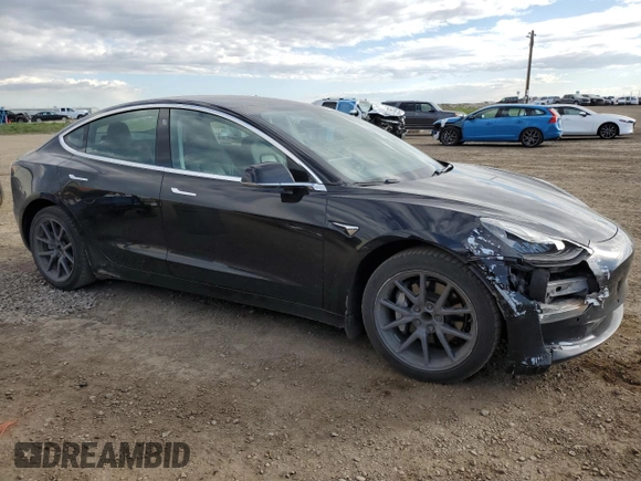 2019 Tesla Model 3 Mid Range z VIN 5YJ3E1EA7KF420025, wystawiony jako Copart lot #56149015 z przebiegiem 253 771 mil mil oraz Szkoda całkowita • Salvage title. Historia ofert i sprzedaży dostępna na DreamBid. Obrazek 4.