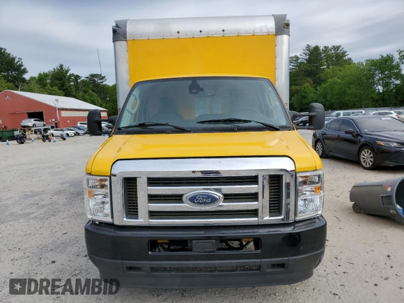 2022 Ford Econoline Cargo z VIN 1FDWE3FN6NDC11716, wystawiony jako Copart lot #57756385 z przebiegiem 89 924 mil mil oraz Tytuł czysty. Historia ofert i sprzedaży dostępna na DreamBid. Obrazek 5.