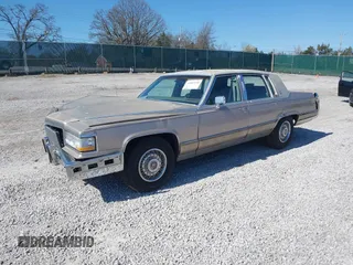 1992 Cadillac Brougham z VIN 1G6DW5477NR702648, wystawiony jako IAAI lot #41863168 z przebiegiem 108 158 mil mil oraz . Historia ofert i sprzedaży dostępna na DreamBid. Obrazek 2.