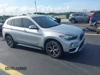 2018 BMW X1 sDrive28i z VIN WBXHU7C3XJ5L09617, wystawiony jako IAAI lot #42366531 z przebiegiem 53 156 mil mil oraz . Historia ofert i sprzedaży dostępna na DreamBid. Obrazek 1.