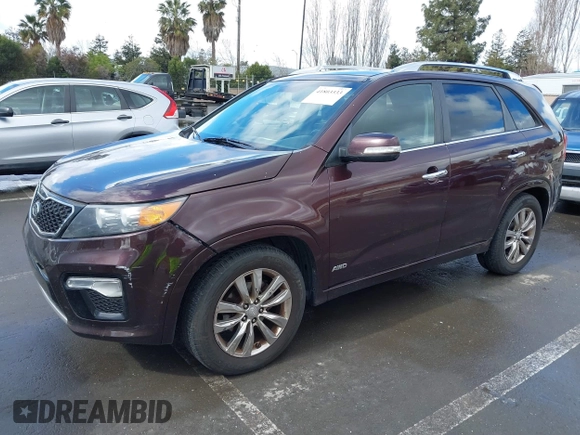 2012 Kia Sorento SX z VIN 5XYKWDA25CG283654, wystawiony jako IAAI lot #41803333 z przebiegiem 271 807 mil mil oraz . Historia ofert i sprzedaży dostępna na DreamBid. Obrazek 2.
