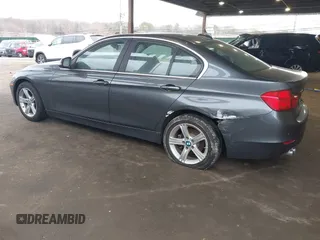 2015 BMW 3 Series 328i xDrive z VIN WBA3B3G58FNR85943, wystawiony jako IAAI lot #41721614 z przebiegiem 95 997 mil mil oraz . Historia ofert i sprzedaży dostępna na DreamBid. Obrazek 3.