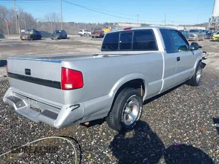 1994 Chevrolet S-10 LS with VIN 1GCCS19ZXR8233932, listed as a IAAI auction lot 41072044 with 171,666 mi miles. Bid and sale history available at carsss.com. Image 4.