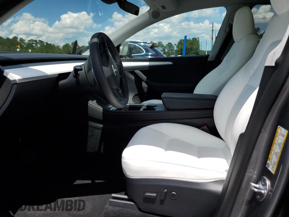 2024 Tesla Model Y Long Range z VIN 7SAYGDEE7RA308338, wystawiony jako Copart lot #61137375 z przebiegiem 19 501 mil mil oraz Szkoda całkowita • Salvage title. Historia ofert i sprzedaży dostępna na DreamBid. Obrazek 7.
