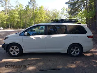 2016 Toyota Sienna LE AAS z VIN 5TDKK3DC4GS690593, wystawiony jako IAAI lot #42134347 z przebiegiem 175 063 mil mil oraz . Historia ofert i sprzedaży dostępna na DreamBid. Obrazek 15.