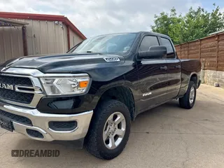2019 Ram 1500 Tradesman z VIN 1C6SRFCT8KN585978, wystawiony jako Copart lot #58619235 z przebiegiem 112 470 mil mil oraz Czysty tytuł • Clean title. Historia ofert i sprzedaży dostępna na DreamBid. Obrazek 2.
