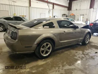 2005 Ford Mustang GT Deluxe z VIN 1ZVHT82H555100792, wystawiony jako Copart lot #57918045 z przebiegiem 130 677 mil mil oraz Czysty tytuł • Clean title. Historia ofert i sprzedaży dostępna na DreamBid. Obrazek 3.