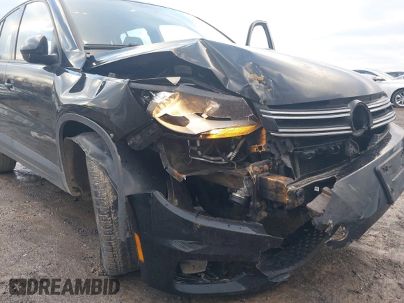 2015 Volkswagen Tiguan SE z VIN WVGBV7AXXFW612903, wystawiony jako IAAI lot #41017461 z przebiegiem 149 297 mil mil oraz . Historia ofert i sprzedaży dostępna na DreamBid. Obrazek 6.