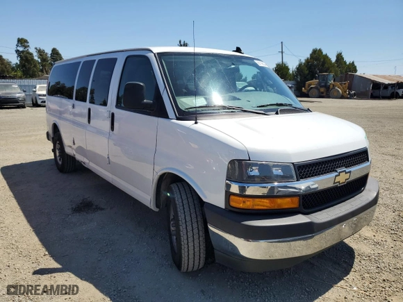 2018 Chevrolet Express Passenger LT with VIN 1GAZGPFG0J1331553, listed as a Copart auction lot 69189694 with 84,376 mi miles and Salvage Title. Bid and sale history available at carsss.com. Image 4.