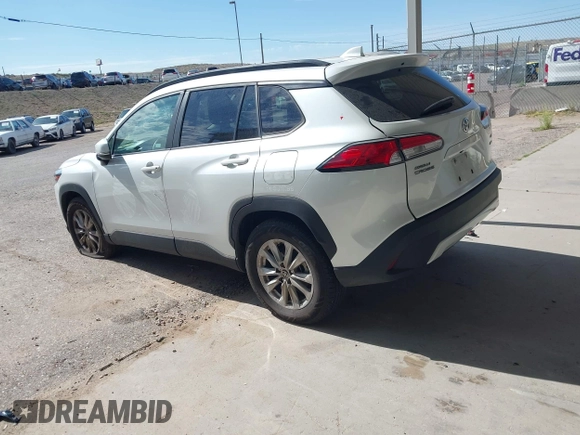 2022 Toyota Corolla Cross LE z VIN 7MUCAABG3NV030906, wystawiony jako IAAI lot #42475640 z przebiegiem 119 135 mil mil oraz . Historia ofert i sprzedaży dostępna na DreamBid. Obrazek 3.