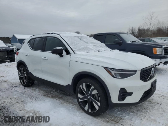 2023 Volvo XC40 Plus Dark Theme с VIN YV4L12UW2P2083723, выставлен на аукционе Copart как лот 44937995 с пробегом 8 488 миль миль и Списание • Salvage title. История ставок и продаж доступна на DreamBid. Изображение 4.