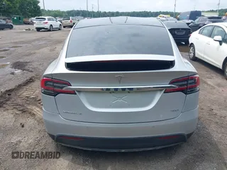 2016 Tesla Model X 70D z VIN 5YJXCAE25GF022898, wystawiony jako IAAI lot #39945988 z przebiegiem Nie podano mil oraz . Historia ofert i sprzedaży dostępna na DreamBid. Obrazek 15.