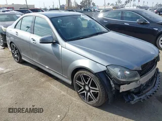 2014 Mercedes-Benz C 250 Sport z VIN WDDGF4HBXEG220003, wystawiony jako IAAI lot #41473006 z przebiegiem 98 949 mil mil oraz . Historia ofert i sprzedaży dostępna na DreamBid. Obrazek 1.