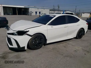 2025 Toyota Camry LE z VIN 4T1DAACK9SU050288, wystawiony jako Copart lot #51522975 z przebiegiem 20 660 mil mil oraz Szkoda całkowita • Salvage title. Historia ofert i sprzedaży dostępna na DreamBid. Obrazek 1.