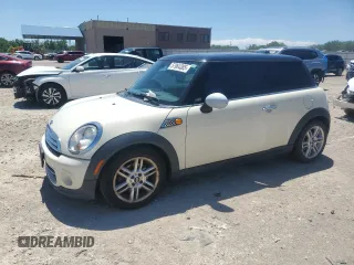 2011 MINI Hardtop z VIN WMWSU3C58BT182034, wystawiony jako Copart lot #57964385 z przebiegiem 95 072 mil mil oraz Tytuł czysty. Historia ofert i sprzedaży dostępna na DreamBid. Obrazek 1.