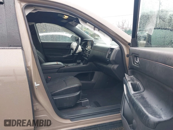 2023 Nissan Pathfinder SV z VIN 5N1DR3BD7PC267357, wystawiony jako IAAI lot #41995557 z przebiegiem 39 603 mil mil oraz . Historia ofert i sprzedaży dostępna na DreamBid. Obrazek 5.