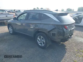 2024 Hyundai Tucson SEL z VIN 5NMJB3DE2RH420670, wystawiony jako IAAI lot #42454747 z przebiegiem 25 764 mil mil oraz . Historia ofert i sprzedaży dostępna na DreamBid. Obrazek 3.