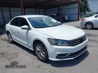 2016 Volkswagen Passat S z VIN 1VWAT7A33GC056162, wystawiony jako IAAI lot #42476725 z przebiegiem 88 872 mil mil oraz . Historia ofert i sprzedaży dostępna na DreamBid. Obrazek 1.