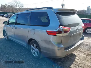 2015 Toyota Sienna LE AAS z VIN 5TDKK3DC1FS661065, wystawiony jako IAAI lot #41611113 z przebiegiem 110 468 mil mil oraz . Historia ofert i sprzedaży dostępna na DreamBid. Obrazek 3.