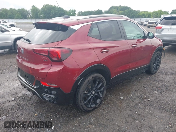 2024 Buick Encore GX Sport Touring z VIN KL4AMDSL1RB006490, wystawiony jako IAAI lot #42505243 z przebiegiem 57 956 mil mil oraz . Historia ofert i sprzedaży dostępna na DreamBid. Obrazek 4.