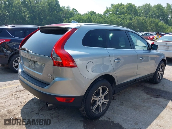 2013 Volvo XC60 T6 z VIN YV4902DZ5D2448575, wystawiony jako IAAI lot #42434563 z przebiegiem 154 710 mil mil oraz . Historia ofert i sprzedaży dostępna na DreamBid. Obrazek 4.
