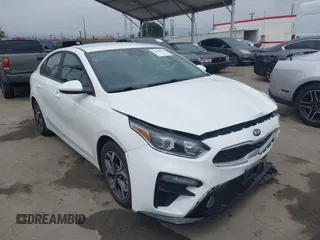 2020 Kia Forte LXS z VIN 3KPF24AD5LE256210, wystawiony jako IAAI lot #42088011 z przebiegiem 45 111 mil mil oraz . Historia ofert i sprzedaży dostępna na DreamBid. Obrazek 1.
