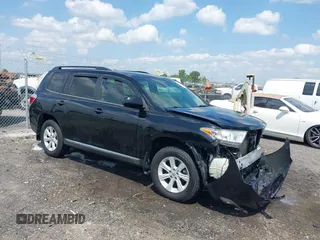 2013 Toyota Highlander z VIN 5TDZK3EH2DS134285, wystawiony jako IAAI lot #42119201 z przebiegiem 130 942 mil mil oraz . Historia ofert i sprzedaży dostępna na DreamBid. Obrazek 1.