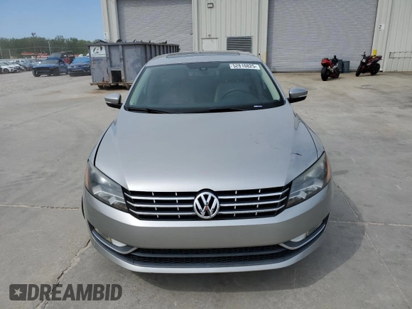 2014 Volkswagen Passat SEL Premium z VIN 1VWCN7A35EC073576, wystawiony jako Copart lot #52810825 z przebiegiem 113 067 mil mil oraz Szkoda całkowita • Salvage title. Historia ofert i sprzedaży dostępna na DreamBid. Obrazek 5.