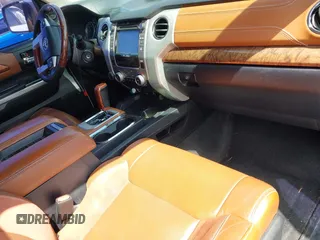 2017 Toyota Tundra Platinum z VIN 5TFAW5F10HX626991, wystawiony jako IAAI lot #41778320 z przebiegiem 211 484 mil mil oraz . Historia ofert i sprzedaży dostępna na DreamBid. Obrazek 5.